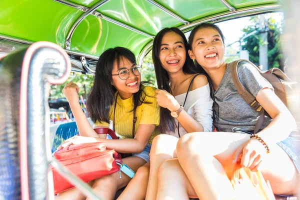 Trzy Szczęśliwe Azjatyckie Dziewczyny Siedzące Grzbiecie Tuk Tuk Bawiące Się — Zdjęcie stockowe