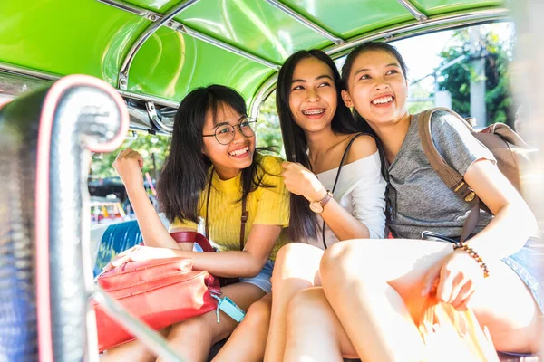 Tre Glada Asiatiska Tjejer Sitter Baksidan Tuk Tuk Och Har — Stockfoto