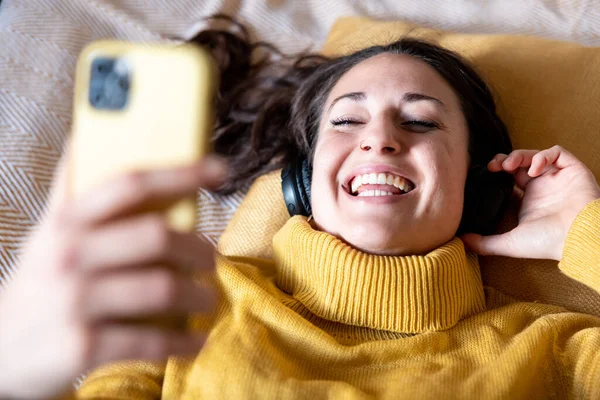 Authentieke Vrolijke Vrouw Die Naar Muziek Luistert Zingt Liggend Bed — Stockfoto