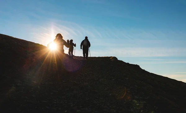 People Hiking Mountain Sunset Walking Top Sunny Day Three People — Stock Photo, Image