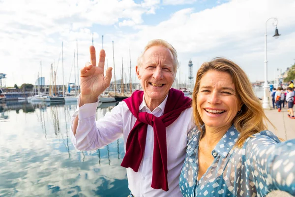 Authentiek Gelukkig Seniorenpaar Dat Een Selfie Maakt Aan Zee Barcelona — Stockfoto