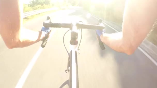 自転車に乗って屋外でスポーツやトレーニングを行う田舎の道路上の高速で下り坂と降順の人サイクリストサイクリングのPovショット スポーツと健康的なライフスタイル — ストック動画