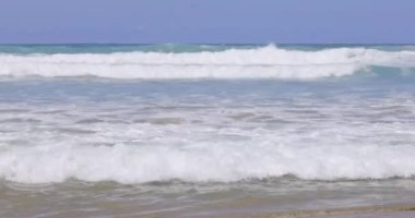 Cornwall 'da dalgalar ve plajlar