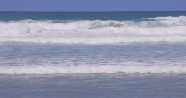 Cornwall 'da deniz kenarında süper yavaş dalgalar ve plaj