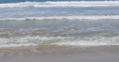 Cornwall 'da dalgalar ve plajlar
