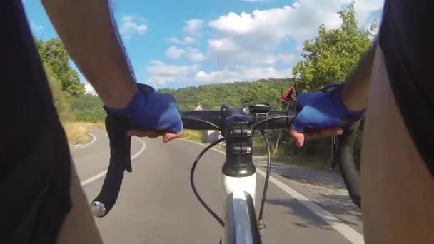 Pov Shot Ciclista Hombre Ciclismo Cuesta Arriba Escalada Carretera Día — Vídeos de Stock