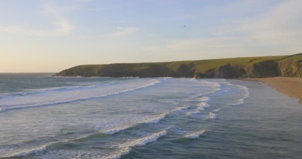 Schöne Aussicht auf das Meer und das Küstenland in Cornwall — Stockvideo