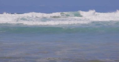 Cornwall 'da deniz kenarında süper yavaş dalgalar ve plaj