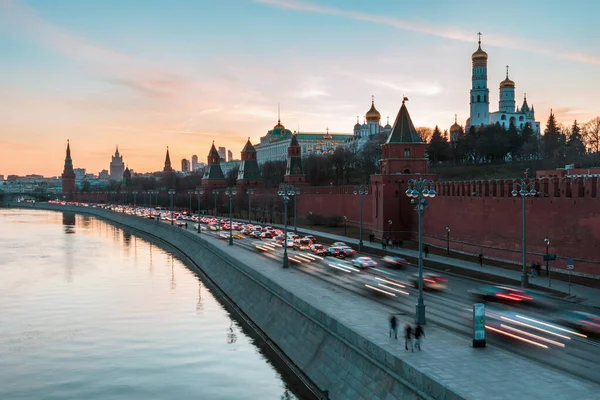 Moskva Pohled Při Západu Slunce Dopravou Moskva Řeka Kreml Pozadí — Stock fotografie