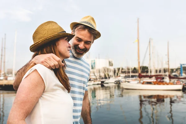 Gelukkig Volwassen Stel Geniet Van Een Dagje Uit Pier Barcelona — Stockfoto