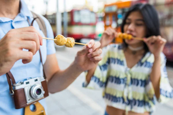 Primer Plano Amigos Multiétnicos Comiendo Comida Callejera Bangkok Divirtiéndose Juntos —  Fotos de Stock