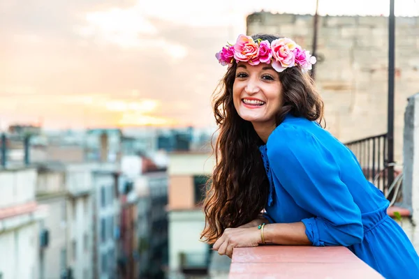 バルセロナの屋上で幸せな笑顔の女性の肖像画 花冠のヘアバンドを着てカメラを見ている若い白人女性 幸せと喜び左側のスペースをコピーします — ストック写真