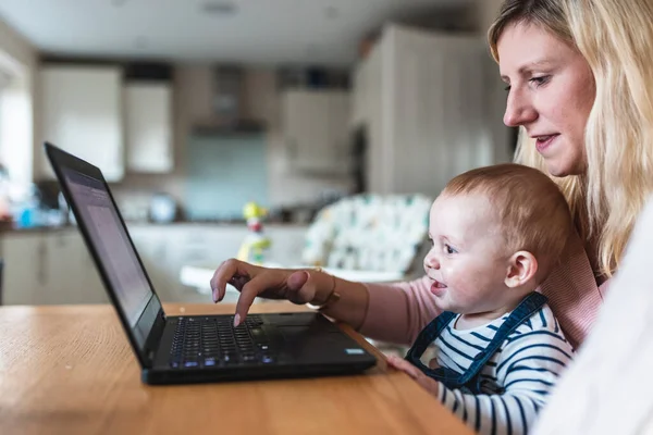 Evde Bilgisayara Bakan Genç Kadın Bebekle Özgün Çekimi Anne Oğul — Stok fotoğraf
