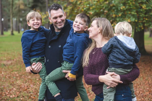 Glückliches Familienporträt Gemeinsam Park Ehrlich Schöne Junge Familie Mit Kindern — Stockfoto