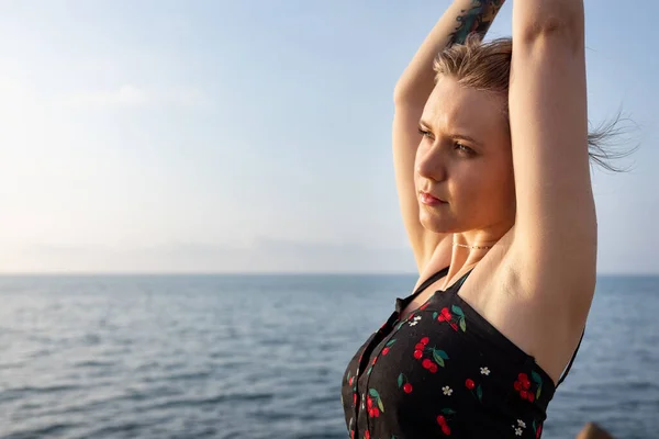 Beautiful Serene Young Woman Portrait Seaside Blonde Woman Looking Sea — Stockfoto