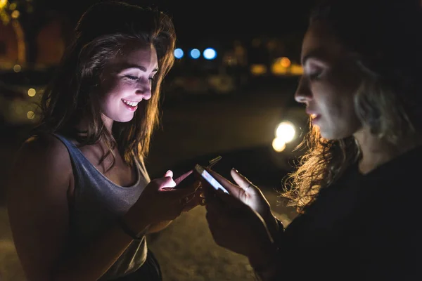 Millennials Blij Vrouwen Met Mobiele Telefoons Nachts Uit Stad Zomer — Stockfoto