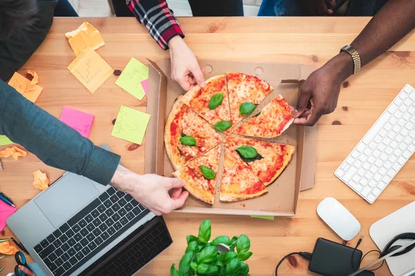 Přátelé Sdílení Pizzy Startu Domácí Kancelář Nebo Pracovní Prostor Multiracial — Stock fotografie