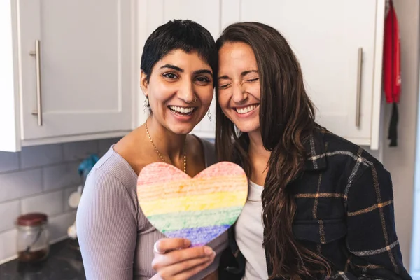 Pravý Záběr Šťastného Lesbického Páru Držícího Duhovou Vlajku Tvaru Srdce — Stock fotografie