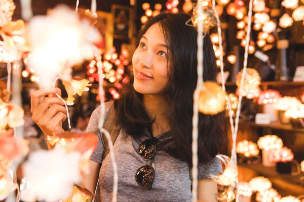 Schönes Asiatisches Mädchenporträt Beim Anblick Von Lichtern Einem Geschäft Bangkok — Stockfoto