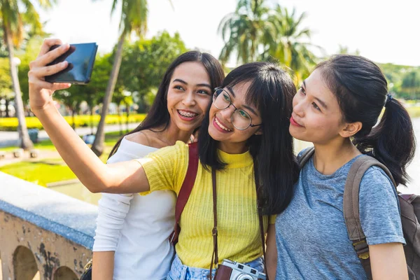 Três Meninas Asiáticas Felizes Tirando Uma Selfie Com Telefone Juntos — Fotografia de Stock