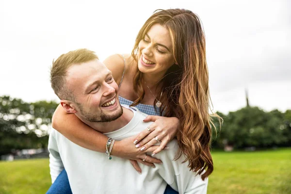 Gelukkige Paar Hebben Plezier Genieten Van Meeliften Het Park Candid — Stockfoto