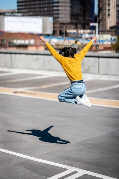Mujer Negra Exitosa Celebrando Saltando Mujer Joven Vistiendo Top Amarillo —  Fotos de Stock
