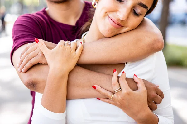 Close Braços Mãos Abraços Abraços Casal Homem Abraçando Sua Namorada — Fotografia de Stock