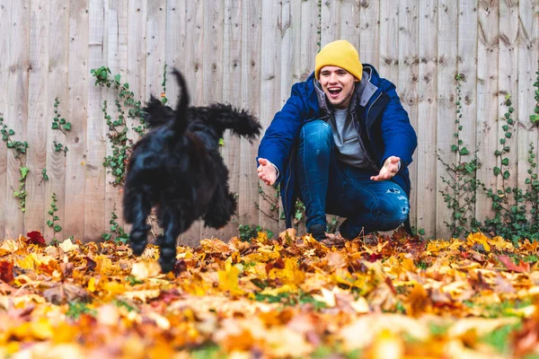 Uomo Che Gioca Con Cane Che Gli Corre Dietro Parco — Foto Stock