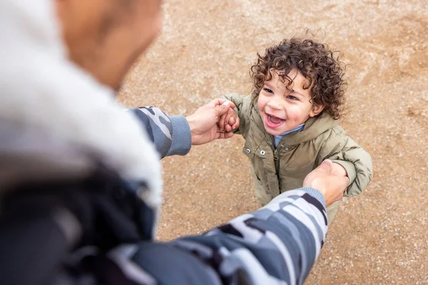 Happy Cute Sorrindo Menino Olhando Para Seu Pai Mãos Dadas — Fotografia de Stock