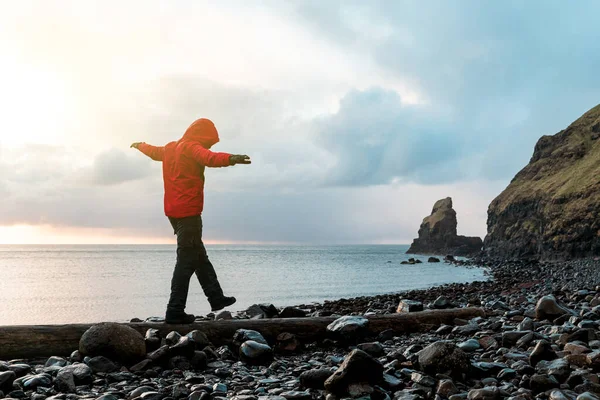 Mann Hängt Der Schwebe Über Einem Baumstamm Meer Schottland Wanderer — Stockfoto