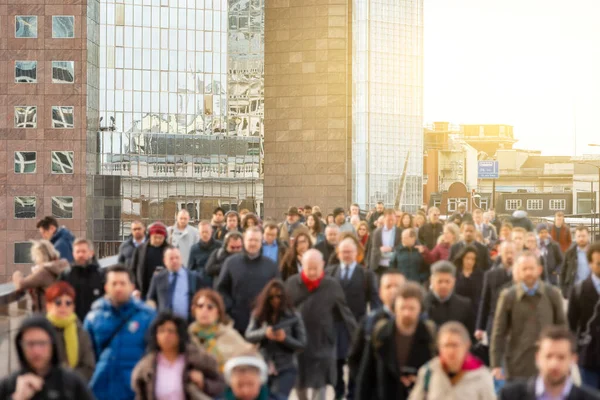 Felismerhetetlen Emberek Tömegei Sétálnak Kelnek Londoni Hídon Csúcsforgalomban Commuters Lifestyle — Stock Fotó