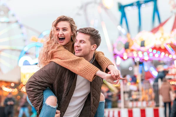 Londra Daki Lunaparkta Eğlenen Mutlu Çift Lunaparkta Eğlenen Genç Çiftin — Stok fotoğraf
