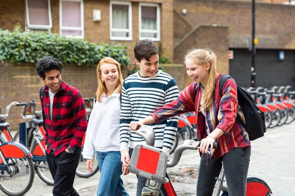 Tonårsgrupp Vänner Promenader Staden Och Driva Cykel Multiracial Grupp Tonåringar — Stockfoto