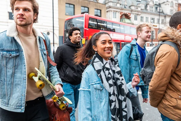 Multiracionális Baráti Társaság Akik Együtt Sétálnak Jól Érzik Magukat Londonban — Stock Fotó