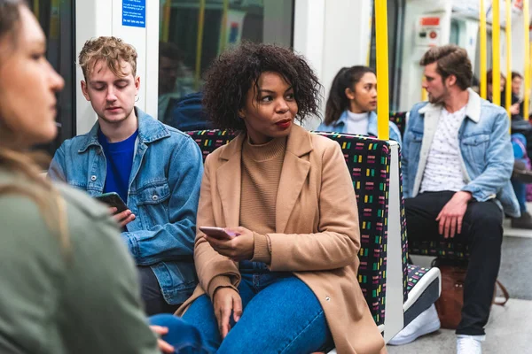 Багаторасові Люди Подорожують Трубкою Лондоні Завантаженому Поїзді Метро Годину Пік — стокове фото