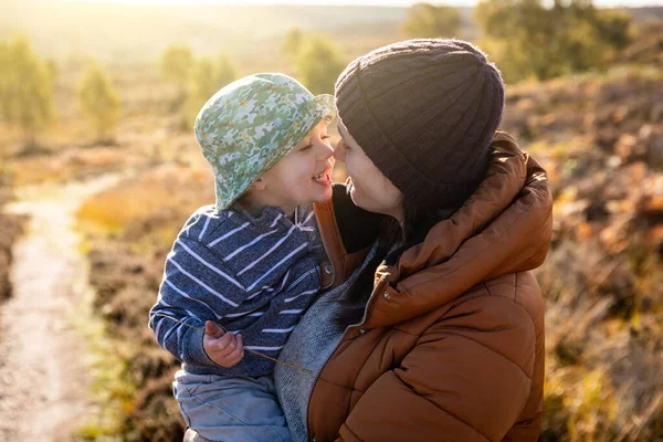 Niedliches Familienporträt Mit Mutter Und Sohn Beim Spielen Und Kuscheln — Stockfoto