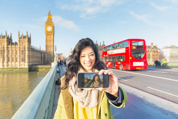 Piękna Młoda Kobieta Londynie Robi Sobie Selfie Big Benem Czerwonym — Zdjęcie stockowe