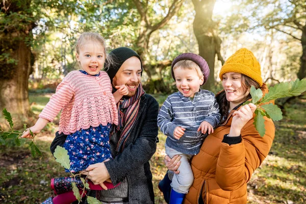 Retrato Família Feliz Juntos Floresta Mãe Pai Segurando Sua Filha — Fotografia de Stock