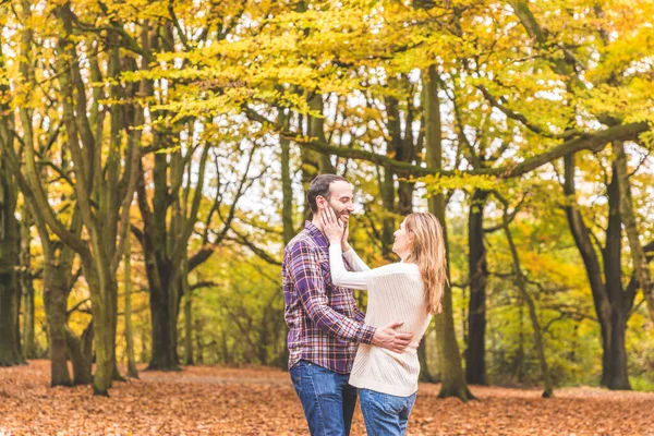 Casal Adulto Autêntico Desfrutando Dia Floresta Outono Com Árvores Fundo — Fotografia de Stock