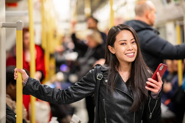 Asijská Žena Portrét Metru Vlaku Pomocí Smartphone Londýně Mnoha Lidmi — Stock fotografie