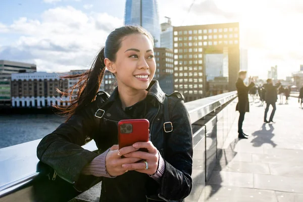 Mulher Chinesa Londres Sorrindo Usando Telefone Celular Cidade Jovem Mulher — Fotografia de Stock