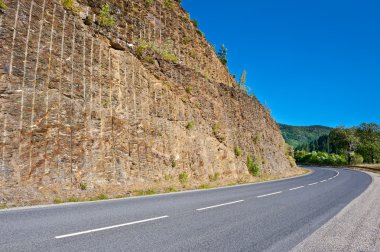 yol üstündeki kaya