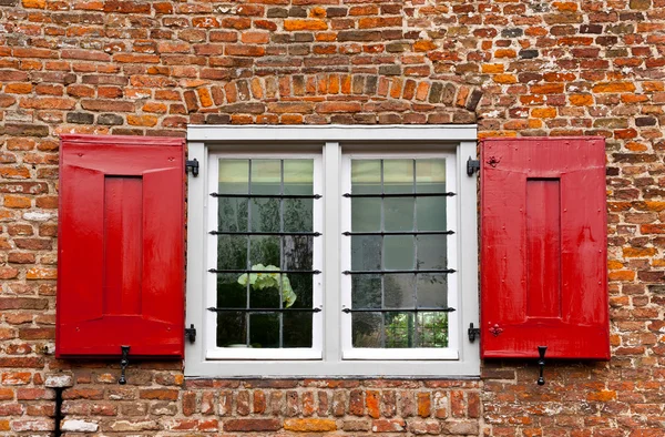 Röd fönsterluckor — Stockfoto