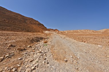 Çölde yol