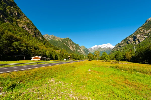 Alp Dağları doruklarına — Stok fotoğraf