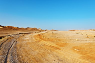Çölde yol