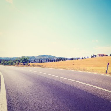 Toskana çiftçinin evinde yakınlarında asfalt yol, retro etkisi