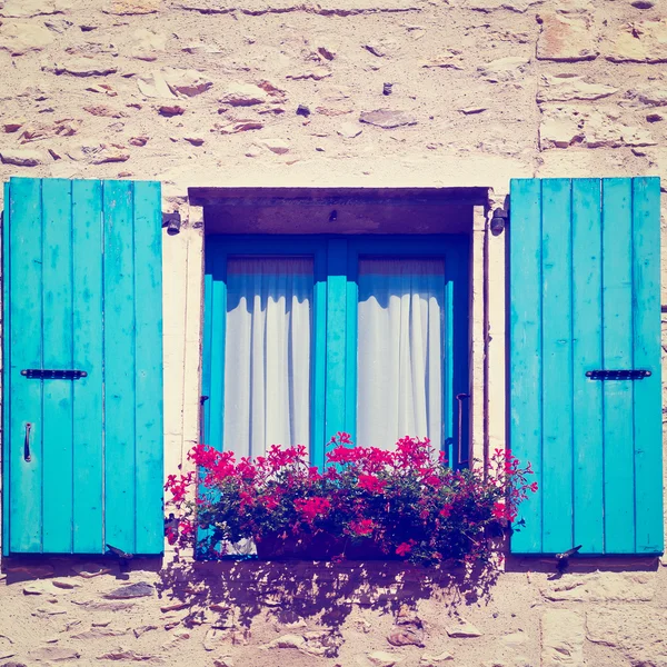 Blå fönsterluckor — Stockfoto