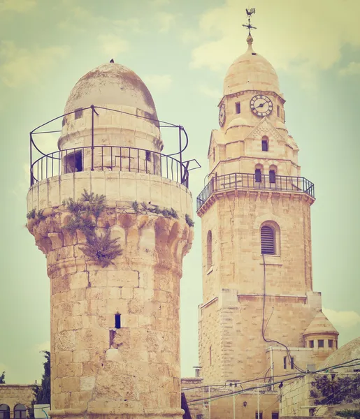 Çan kulesi ve Minare — Stok fotoğraf