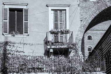 İtalyan pencereleri, güzellik, işlevsellik ve siyah-beyaz performansın yeni ve eski ufuklarıdır..